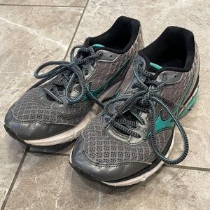 Mizuno Women’s Sneakers, 7.5 Wave Rider 19 Running Shoe